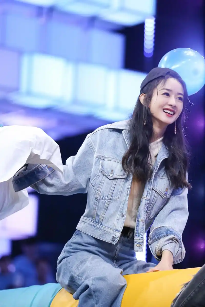 赵丽颖录制《快乐大本营》,穿白色上衣牛仔裤,少女感溢出屏幕了