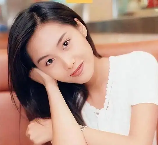 52岁朱茵现状:住深山残屋,开97年破车,活成了娱乐圈的"笑话"