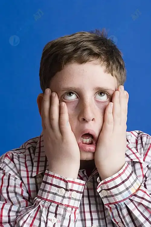 做鬼脸调皮小男孩高清图片下载