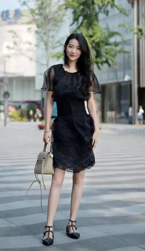 这个美女模样清秀,洋溢着小女生清新唯美的气质,一头乌黑亮丽的弯卷