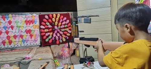 广场的一角有用枪打气球的游戏!我兴致勃勃的体验了一把打枪的乐趣!
