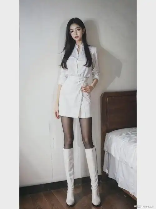白色长筒靴搭配黑色连裤袜,带给你视觉上的享受|身材比例_网易订阅