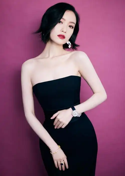 时尚文化大赏##倪妮羽毛束腰黑裙