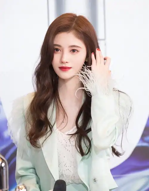 鞠婧祎出席活动,穿薄荷绿羽毛西装,气质清新柔美