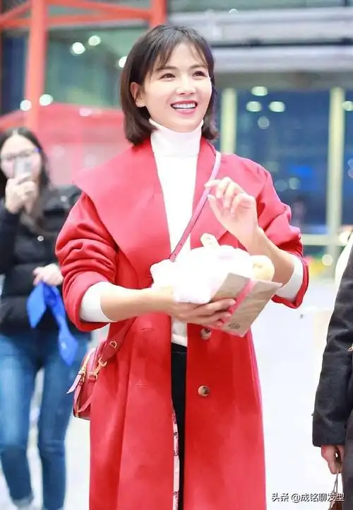 4月14日,刘涛在微博晒出一组偏分刘海的波波头发型,瞬间评论区沸腾了