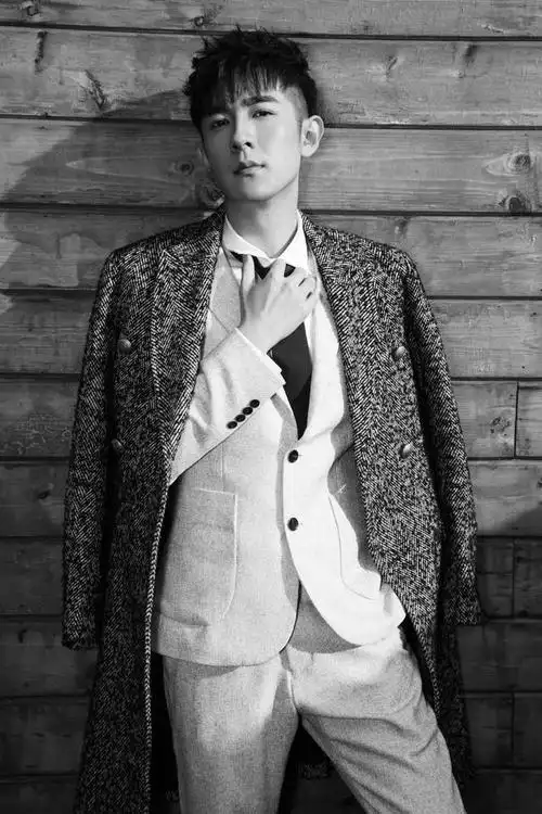 季肖冰全新写真 气质忧郁深情开撩