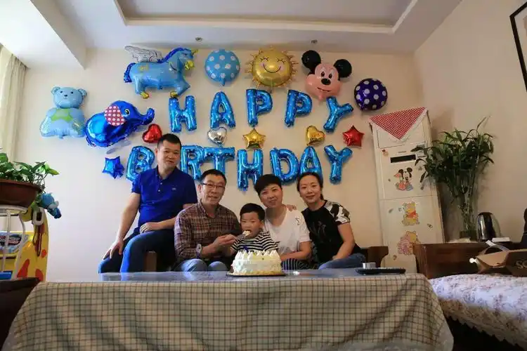 爸爸妈妈为他的儿子布置的家庭生日场景!