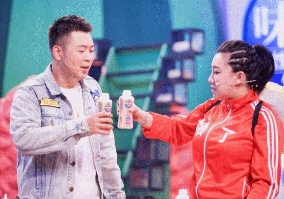 美女交杯酒开心以为gif动图_动态图_表情包下载_soogif