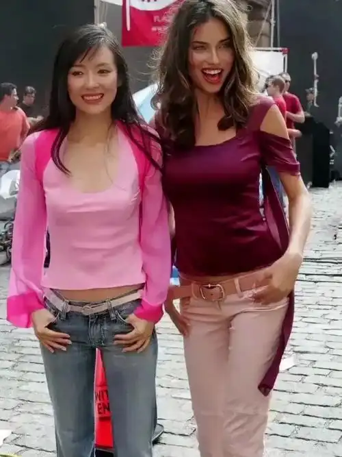 26岁的章子怡在美国纽约街头拍摄美宝莲广告