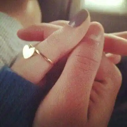 车上牵手情侣大图