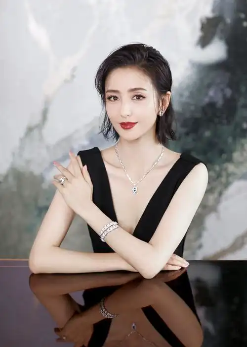 佟丽娅身穿一袭黑色深v礼裙出席bvlgari宝格丽 serpenti系列鉴赏活动.