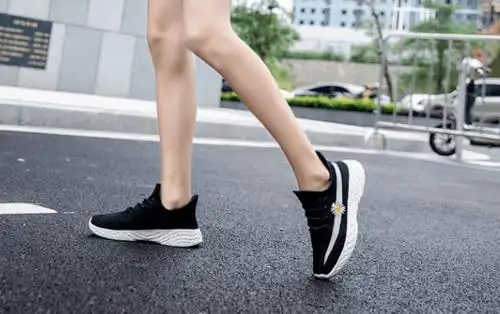 夏天烧脚最该买的运动鞋,轻到「起飞」,上脚如同裸奔般凉爽!