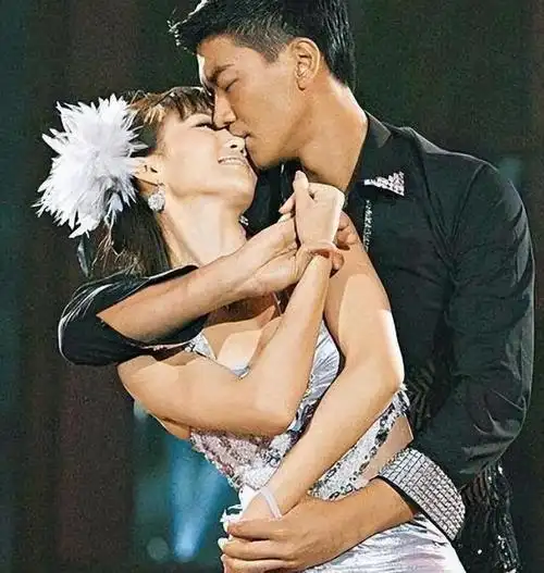 董又霖和成龙的侄子之间一开始就存在着明显的暧昧关系,如今网络上又