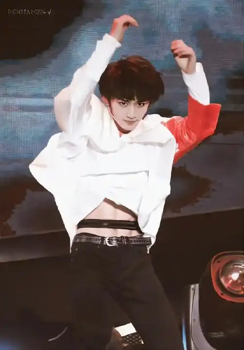 丁程鑫的腹肌线条