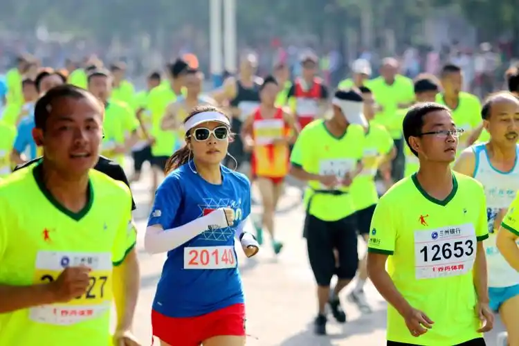 2014年兰州国际马拉松赛抓拍图