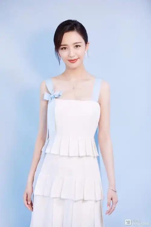 佟丽娅换新造型,丸子头发型搭配白t恤 百褶裙,看着不像35岁