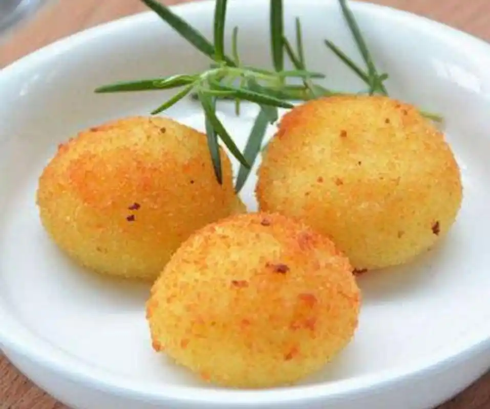 简单易学,看如何用两个土豆做成酥炸土豆球!