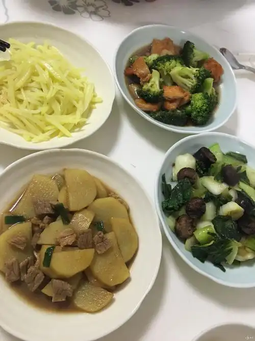 周五晚餐, 冰箱里随便拼拼凑凑弄了一顿  周六晚去婆婆家吃饭, 周日