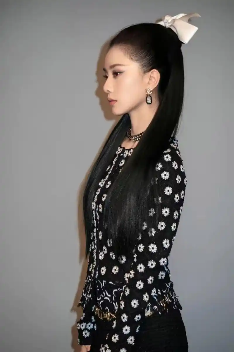 刘诗诗竟然变这样了,大光明扎发戴白色蝴蝶结,眼神不再温柔恬静