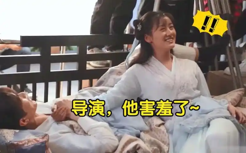 袁冰妍太逗了片场一把搂住成毅亲吻上去导演都不好意思了