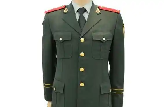 二,从外观看区别常服是配备给正常普通军人的军装,是入伍首先分发的