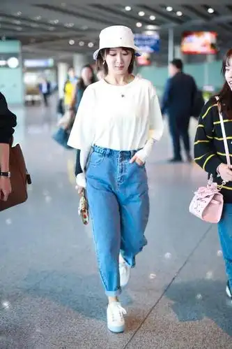 杨紫厉害了,身穿白t恤搭配牛仔裤走机场,美出了新高度!