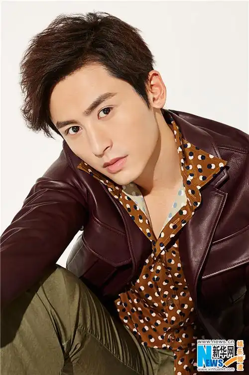 张哲瀚帅气写真曝光 "冰块脸"尽显型男魅力