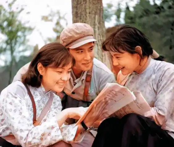 《小花》主演45年后重逢,唐国强刘晓庆牵手走红毯,冯小刚靠后站_陈冲