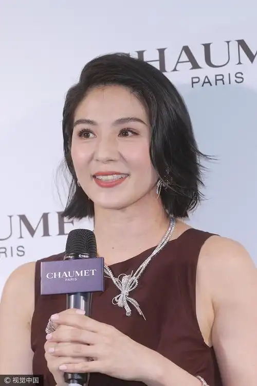 杨采妮产后首公开亮相 珠圆玉润胖了不少