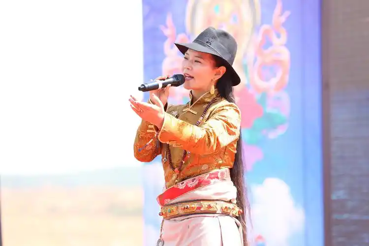 标题:藏族女歌手达尔措