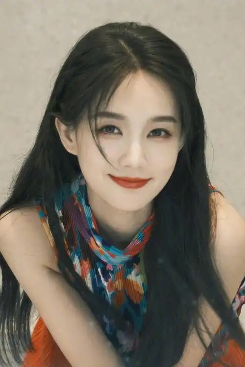 李一桐调色盘造型自拍