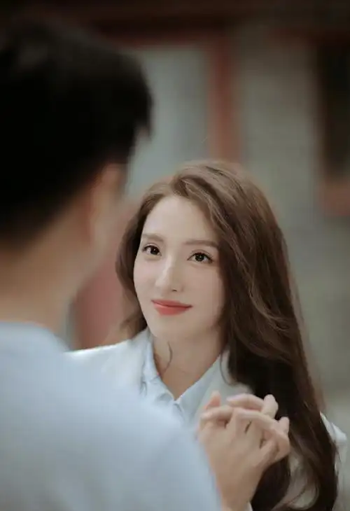 09届快女潘辰官宣结婚,晒婚纱照秀钻戒,凝视丈夫满眼爱意超幸福