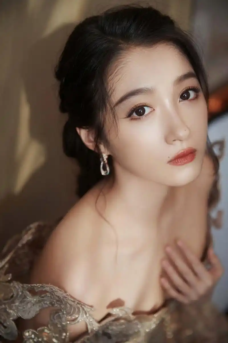 关晓彤#  "94关晓彤金色长裙亮相,惊艳全场![赞啊][心]