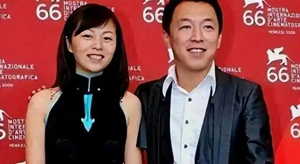 黄渤带老婆穿情侣装超甜,小欧眼神好撩人!