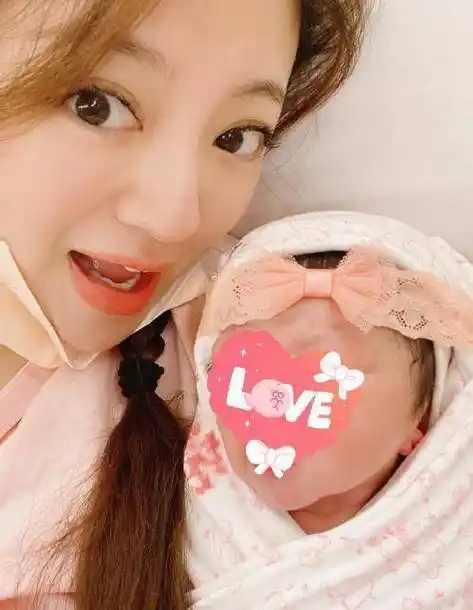 安以轩产后为妈妈庆生,素颜出镜亲吻妈妈,嘟嘴卖萌少女感十足!