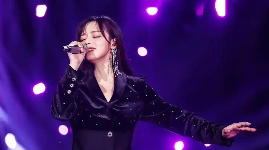 黄霄云叫板张杰现场演唱最美的太阳开口让人忘记原唱