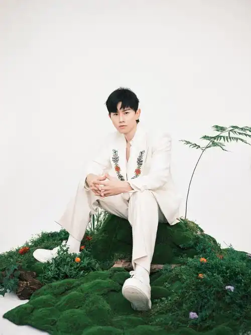 00《#时光音乐会#·老友记》,@张杰将演唱《安忍》,并与@常石磊弹唱