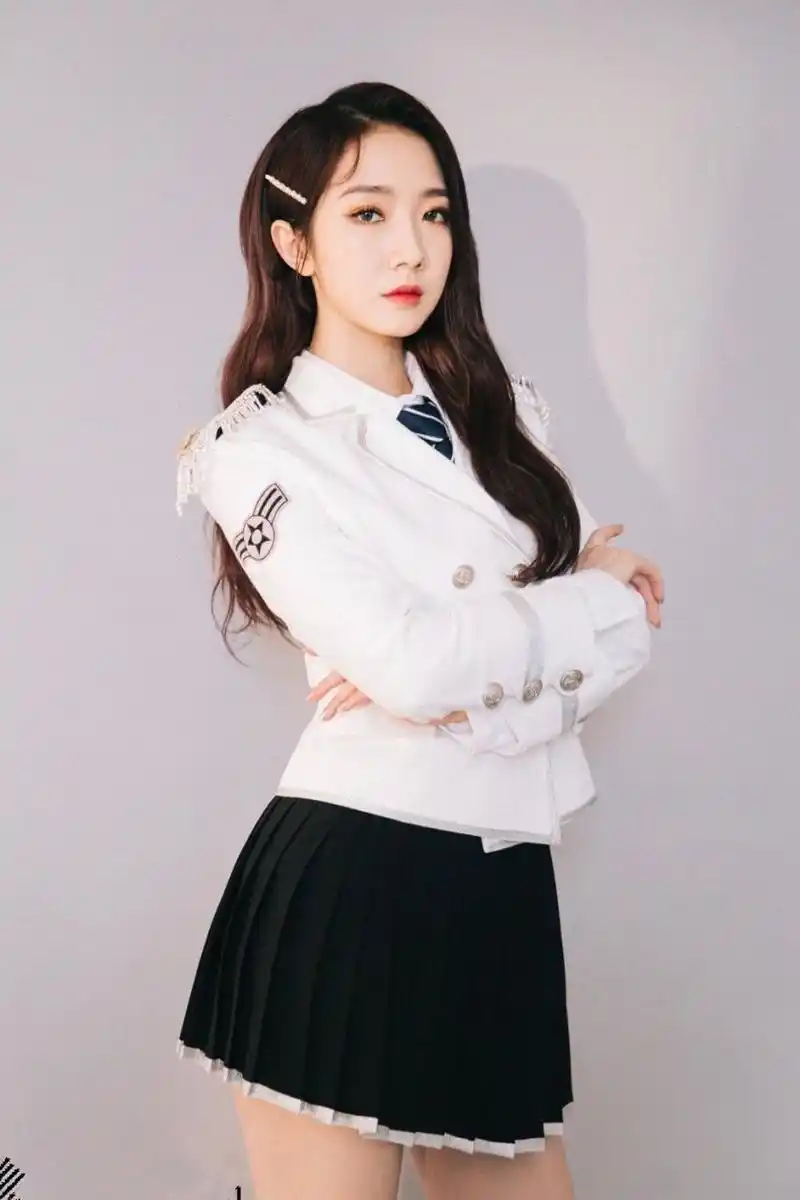 孟美歧制服look,真的帅到我了