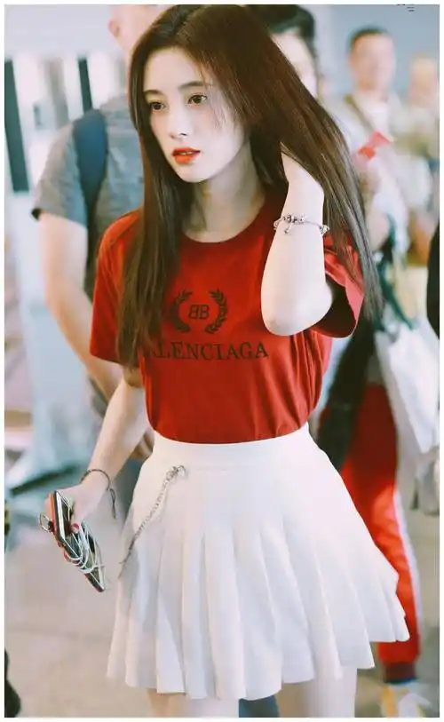 鞠婧祎身高只有159cm,只是靠一条百褶裙,居然秒变腿精?