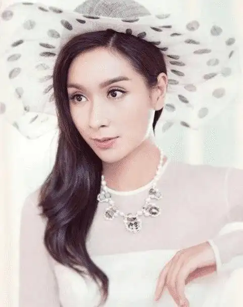 2002年与周正毅交往,一次,杨恭如在某餐厅就餐时突遭毛玉萍当众掌掴