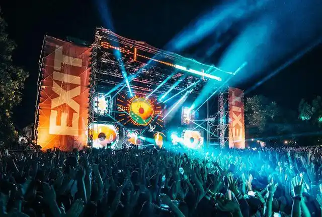 14万人到场头一个用中国疫苗的欧洲国家正在享受国际音乐节