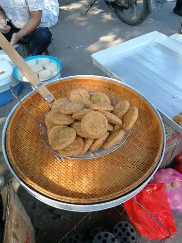 刚出锅的油炸滋粑,香香的,甜甜的