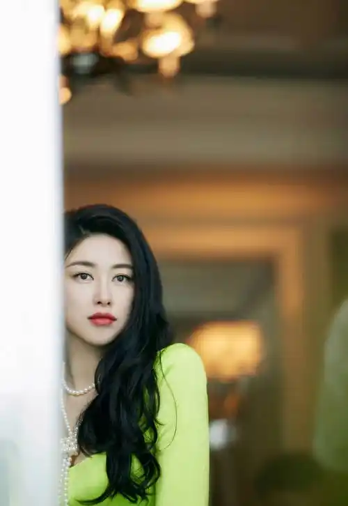 她曾四次入选美国电影评论网站tc candler公布的"全球100张最美面孔"