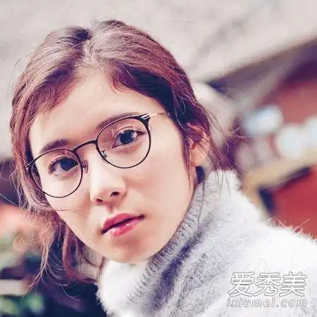 方脸戴眼镜适合什么发型 女生戴眼镜最适合的发型图片