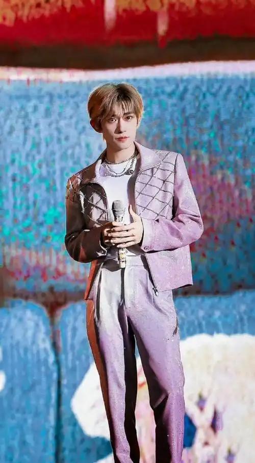 愚人节易烊千玺美貌纯净版  帅的很突出我的大明星  @tfboys-易烊千玺