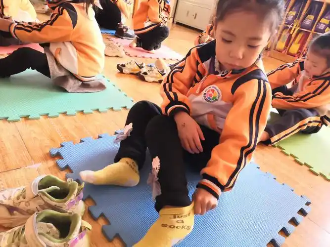 小叮当幼儿园小一班《生活活动——自己穿袜子》