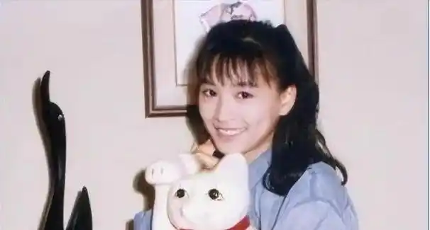 善恶终有报!曾"豪掷"17亿买楼的张庭,活成了一个"笑话"?