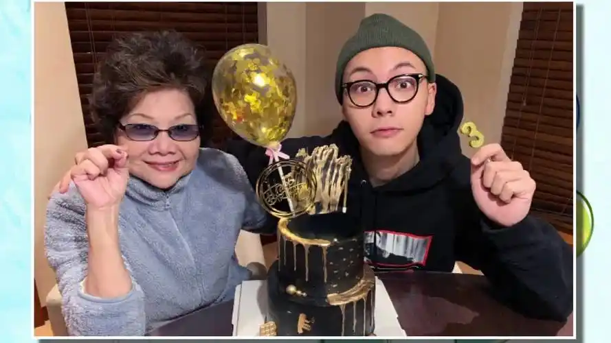 陈伟霆与妈妈温馨庆生 母子同天生日直呼很幸运