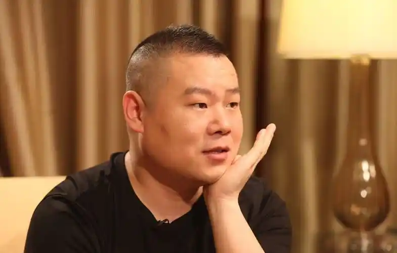 岳云鹏春晚联排再现暖心举动,对粉丝脱帽鞠躬!网友:教养满分!