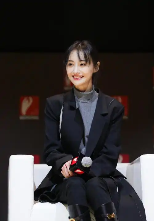 简介:郑爽黑色西装性感活动照图片,分享一组郑爽图片给大家,图中的